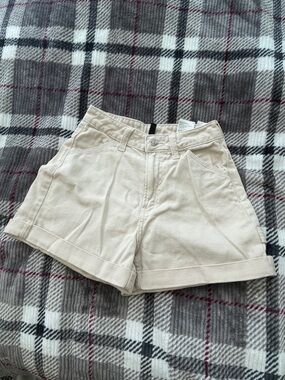 Beige Casual Rolled-Hem Shorts